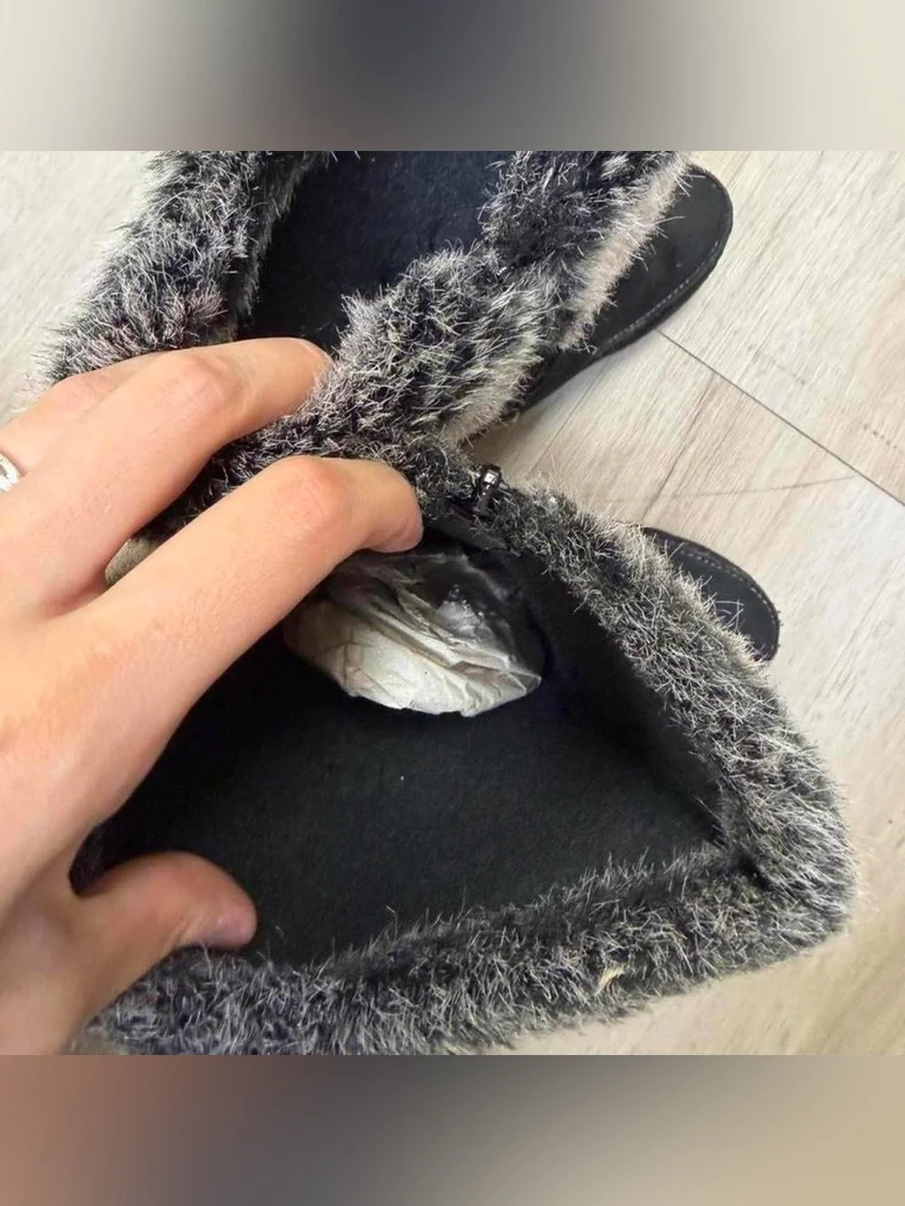 Y2K grunge American eagle fur boots with bow🩶